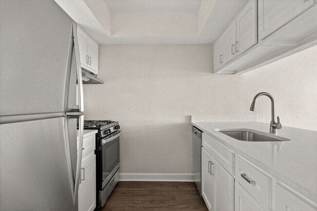 Foto del edificio - 7581 Chevy Chase Dr