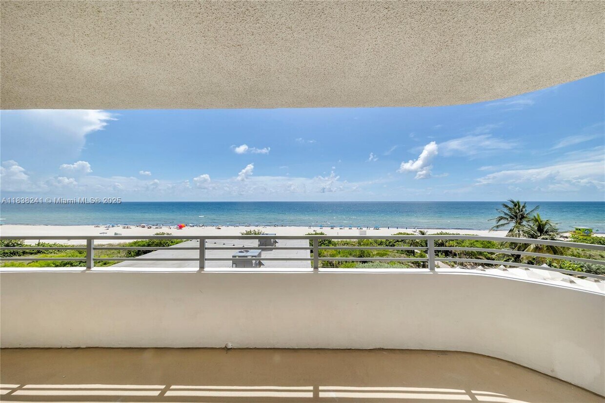 Foto principal - 5555 Collins Ave