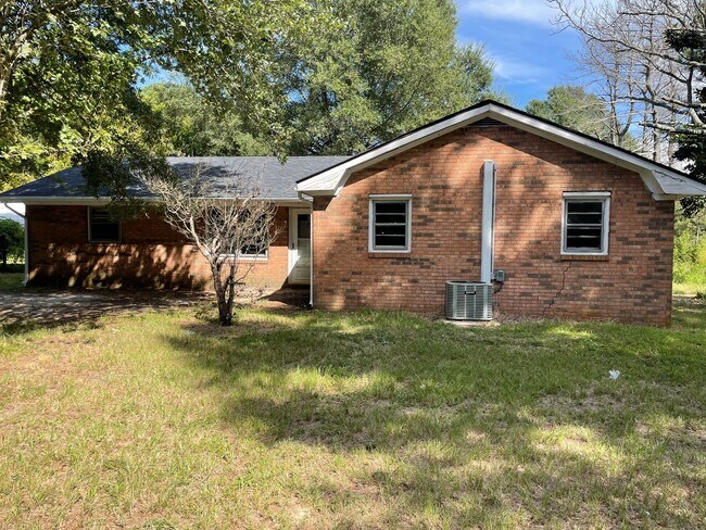 Building Photo - 4 BED, 2 BATH LOCATED IN BISCOE!