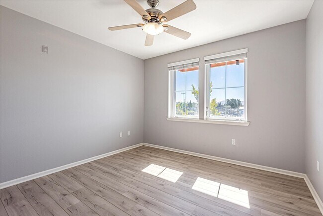 Foto del edificio - Light and Bright 1 Bedroom Condo with Park...