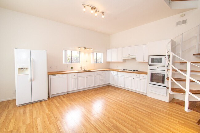 Foto del edificio - Loft-Like Unique 5 bed / 2 Bath Space with Lots of Character in Ocean Beach!