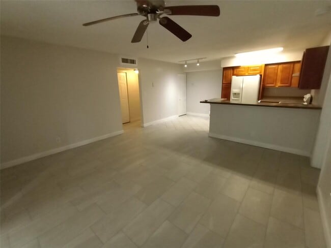 Foto del edificio - 751 Lyons Rd