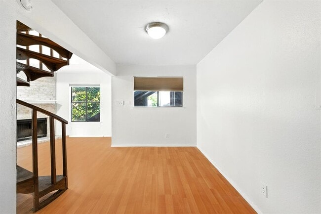 Foto del edificio - 2500 Burleson Rd