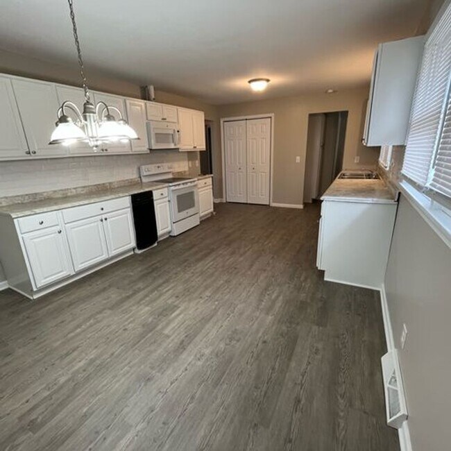 Foto del edificio - Coming soon! 3 bedroom, 1 1/2 bath, 2 car ...