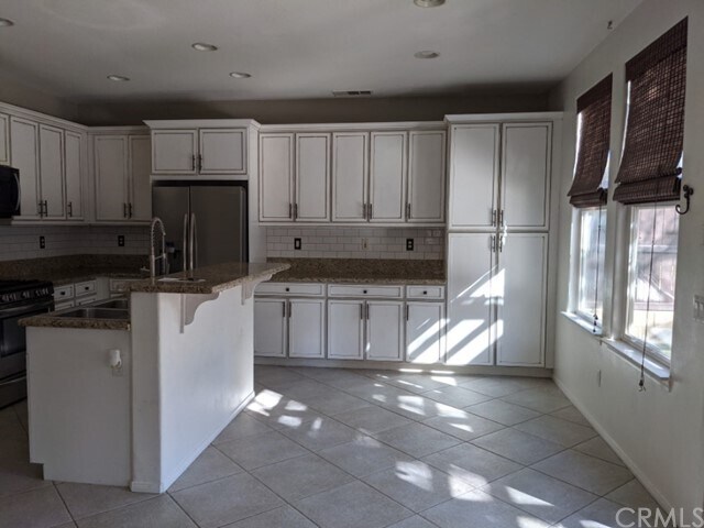 Building Photo - 40200 Bellevue Dr
