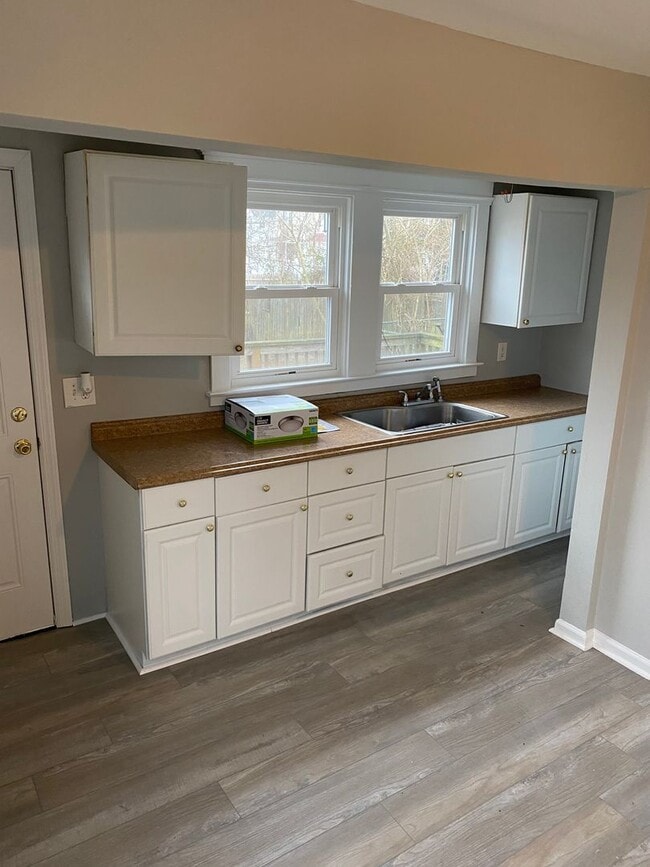 Building Photo - 3 Bedroom, 1 bathroom house in Pleasantvil...