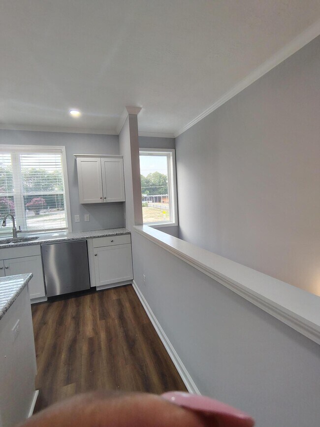 Foto del edificio - 1061B Pinecrest Ave NW