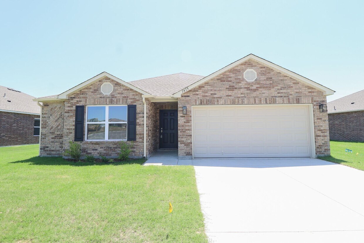 Foto principal - New Construction Home! 4 Bed 2 Bath With P...