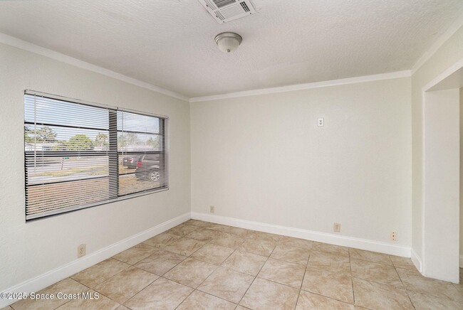 Foto del edificio - 589 Clarke St