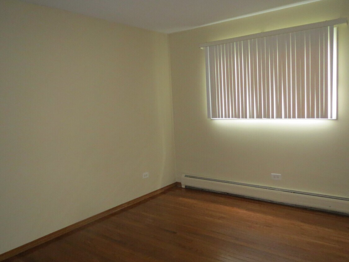 Large Bedroom with Hardwoods - 506 S State St