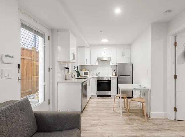 Building Photo - 2055 Venables St