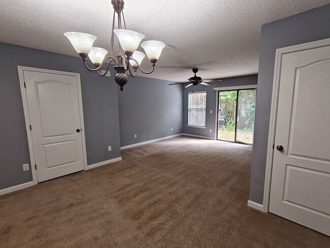 Foto del edificio - Spacious 2-Bed, 2.5-Bath Townhome with Gar...