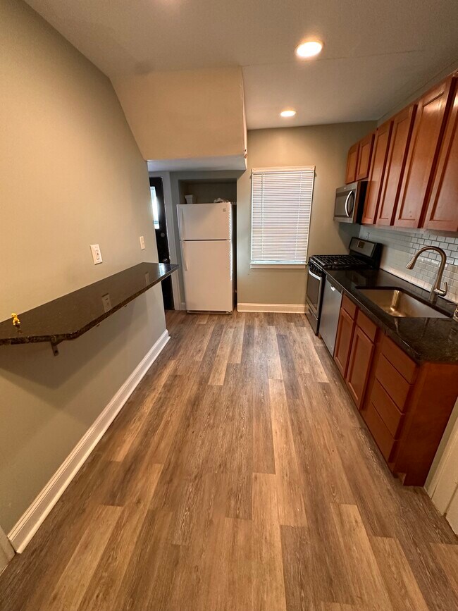 Foto del edificio - 2205 Cottage Grove Dr