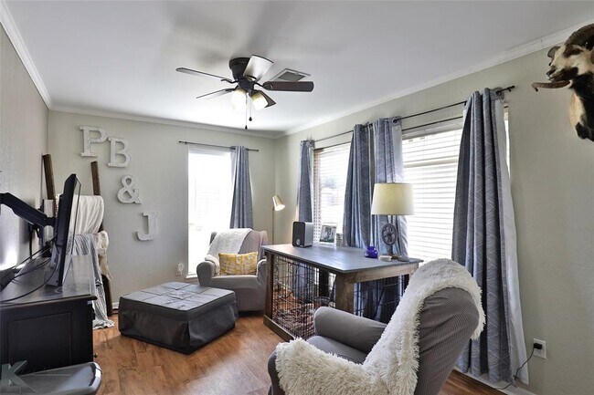 Building Photo - 1501 Edgewater Rd