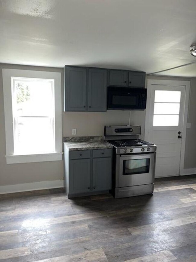 Building Photo - 3 bedroom 1 bath home - fully renovated!