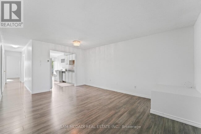 Building Photo - 87 Rundle Crescent