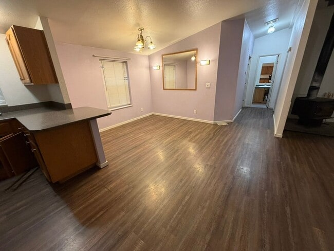 Building Photo - Large 3 Bedroom with Shop