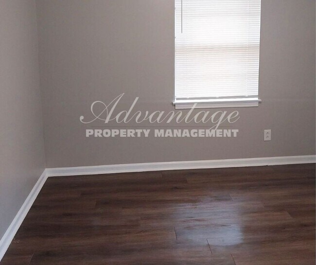 Building Photo - Newly Painted 4 Bed / 1.5 Bath in Westwood...