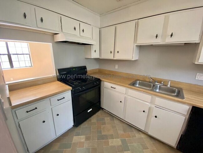 Building Photo - Newly Renovated Unit!! Come visit today!!