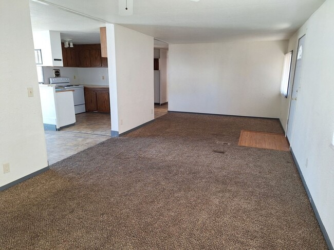 Building Photo - 4 bed 2 bath
