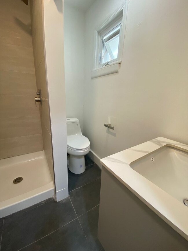 Foto del edificio - Beautiful studio unit located in a great area in fairmount- AVAILABLE NOW