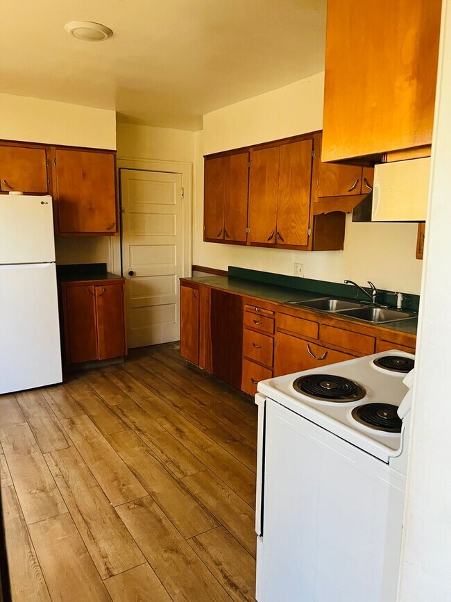 Building Photo - 510 Logan Apt 2