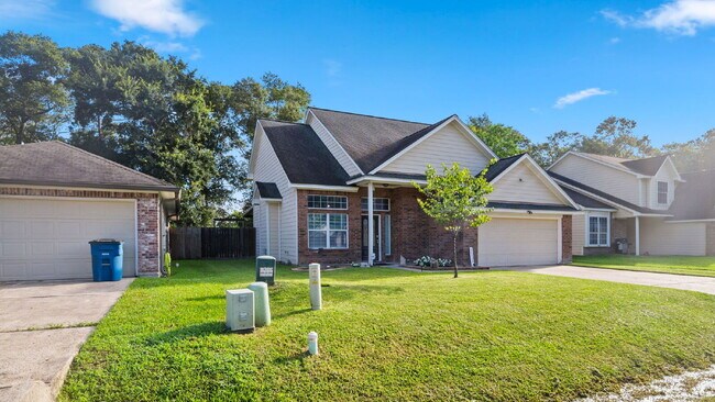 Foto del edificio - Beautifully Upgraded 4-Bedroom Home with First-Floor Primary Suite, Quartz Counters & Large Backyard