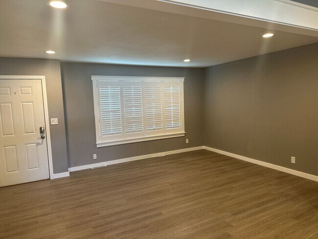 Foto del edificio - 5 bedroom 2 1/2 bath home for rent