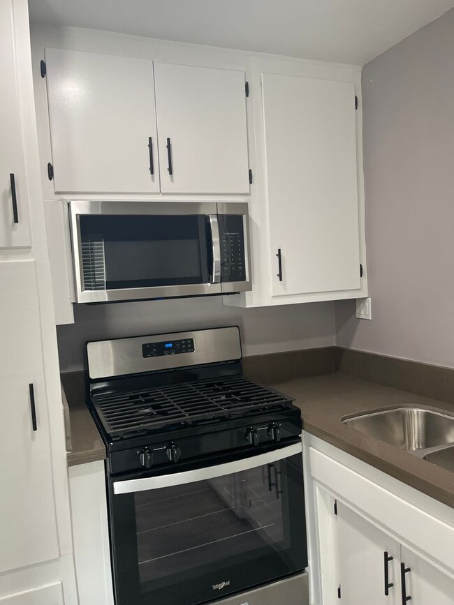 Building Photo - Fully Renovated 1 Bedroom Apartment! Downs...