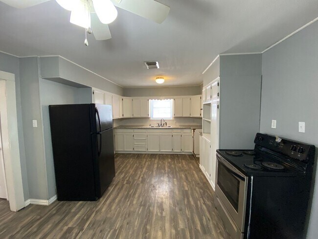 Building Photo - Completely Remodeled 3 Bedroom 1 Bath Home Close To Everything, COMING SOON!!