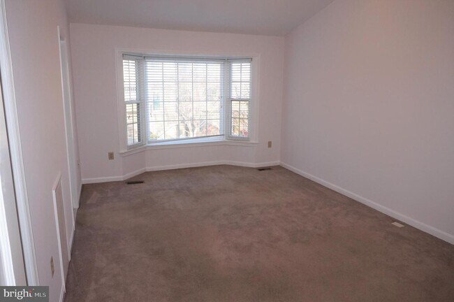 Building Photo - 332 Lynn Manor Dr