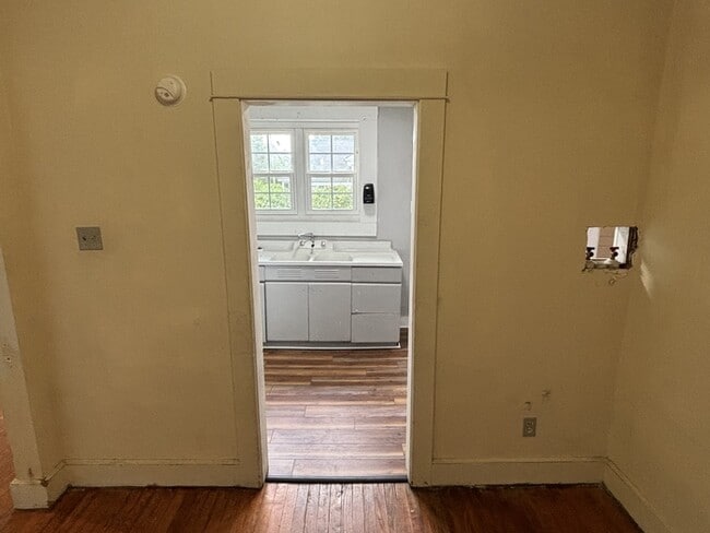 Building Photo - 147 Center St