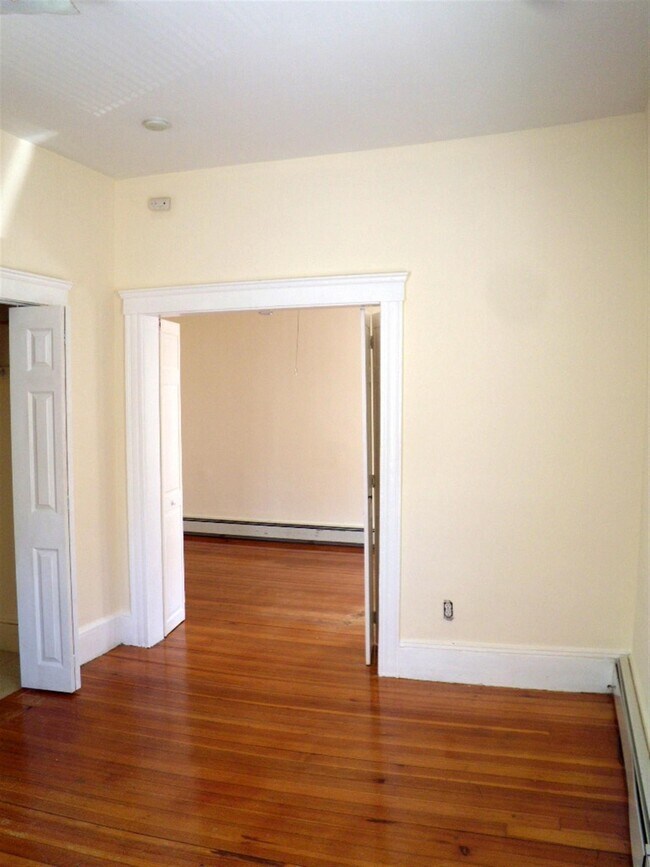 Building Photo - 25 Knapp St