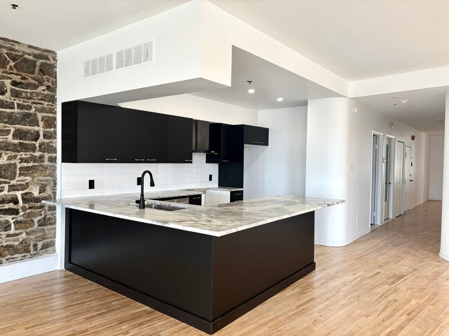 Building Photo - 36 Rue Saint-Paul E