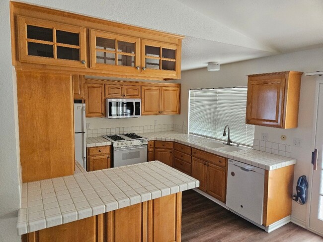 Building Photo - Beautiful 3 Bedroom - 2 Bathroom home in S...