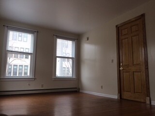 # 2 Sala de estar - 669 Potomac Ave