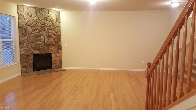 Building Photo - 2 br, 2.5 bath Condo - 3105 Asher Rd