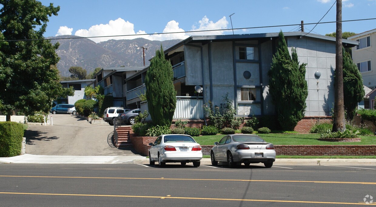 Foto del edificio - 2705 Montrose Ave