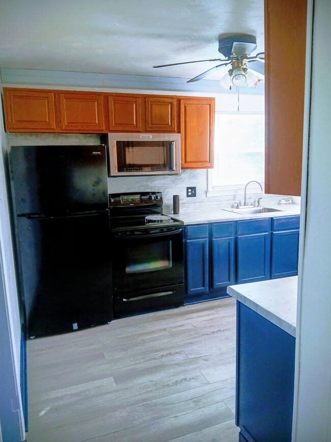 Building Photo - 2201 Floral Park Rd