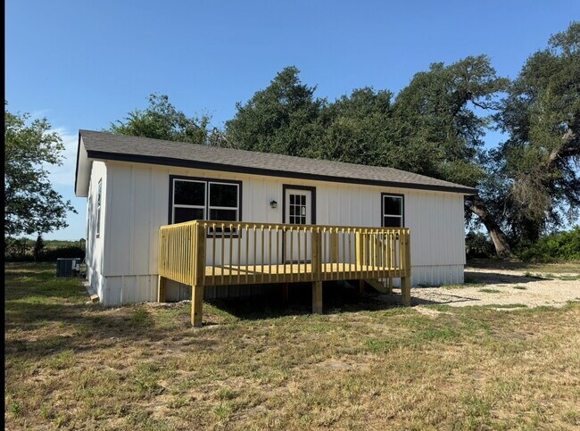Foto del edificio - "Charming 2-Bed, 1-Bath Retreat in Lott, TX – 1000 Sq Ft of Cozy Living!"