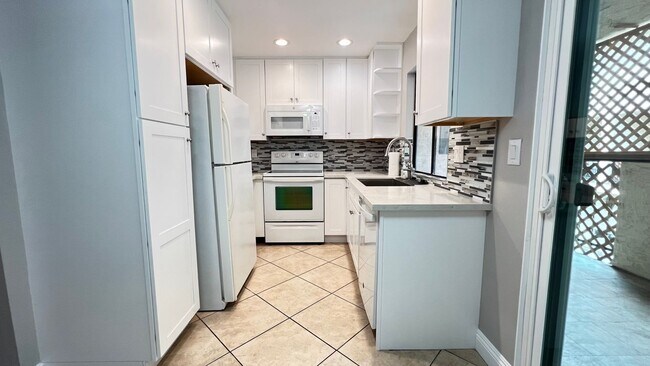 Building Photo - Spacious and Upgraded Orange 2 Bed 2.5 Bath Townhome with 2 Car Garage