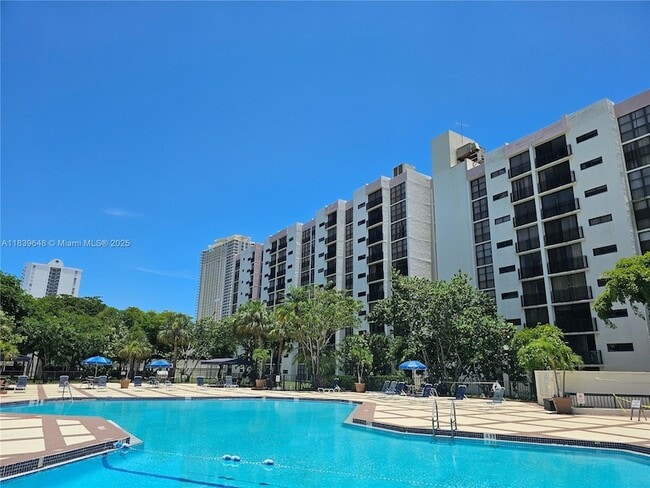 Foto del edificio - 17021 N Bay Rd