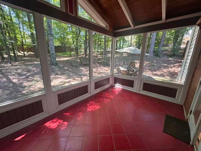 Building Photo - Alpharetta 4 bedroom home with large fenced in backyard