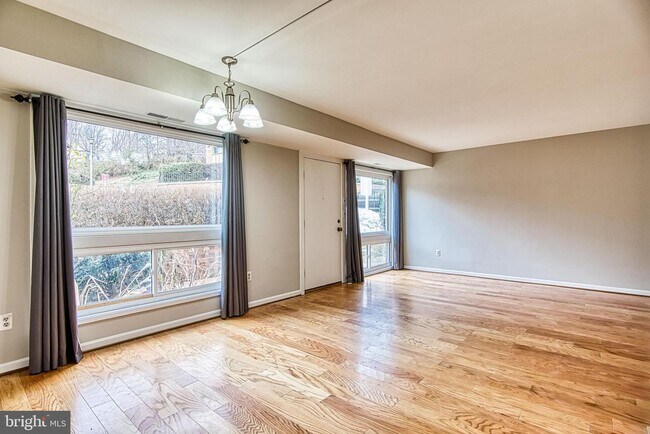 Building Photo - 10101 Mosby Woods Dr