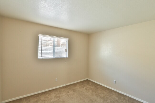 Building Photo - 425 E Brown Rd