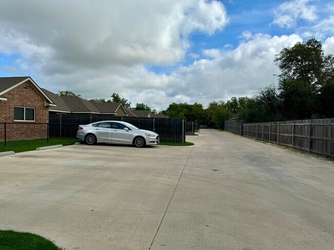 Foto del edificio - Spacious 4-Bed, 4.5-Bath Home in the Heart of the Baylor Bubble!