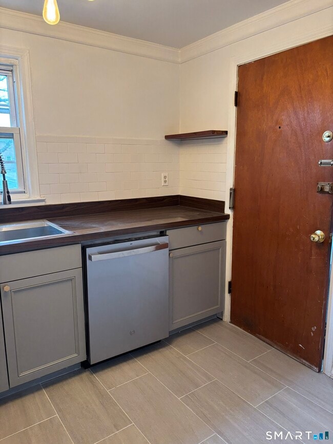 Building Photo - 49 Grandview Dr