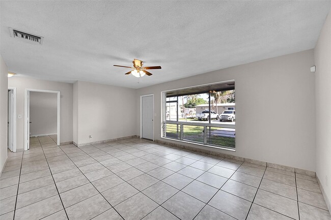 Building Photo - 440 SW 9th Ter