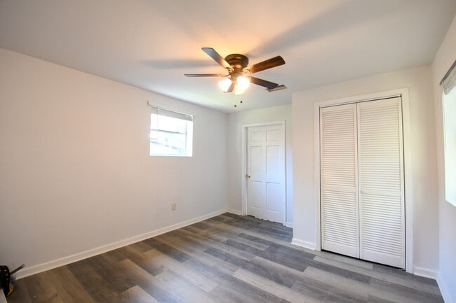 Building Photo - 822 N Van Buren St