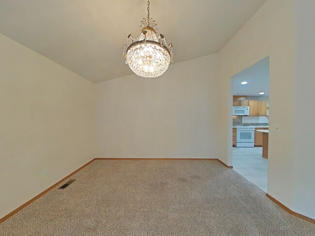 Building Photo - 3 Bedroom Duplex ~ Close to Timberhill Sho...